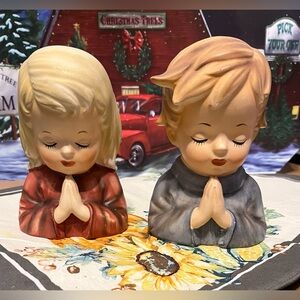 VINTAGE PAIR OF PRAYING BOY GIRL HEAD VASE E-1579